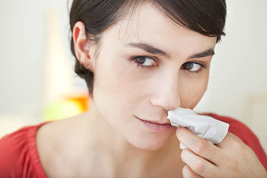 Bị chảy máu mũi nên xử lý thế nào?
